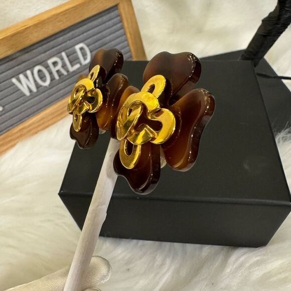 CHANEL Tortoiseshell Clover Gold Vintage Coco Clip on CC Earrings Rare - Picture 3 of 7